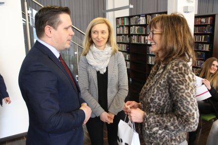 Burmistrz przyjmujący podziękowania od gości zagranicznych